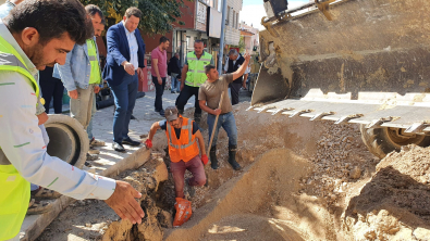 Başkan Talay İlçemiz Ana cadde üzerinde Devam Eden Yağmursuyu Hattı Çalışmalarımızı yerinde inceledi