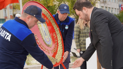 Cumhuriyetimizin 102. kuruluş yıl dönümü dolayısıyla ilçemiz Cumhuriyet Meydanı’nda düzenlenen törenle, Gazi Mustafa Kemal Atatürk’ün büstüne çelengimizi sunduk.