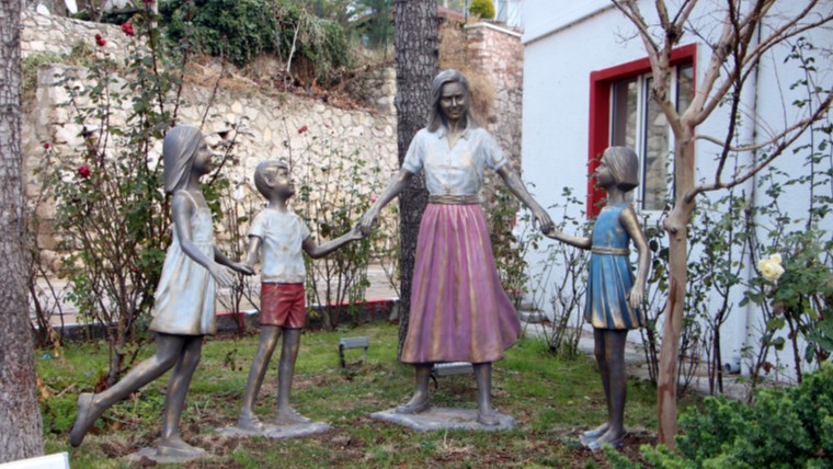 Belediyemiz önüne ve Ali Özer parkına konan heykeller