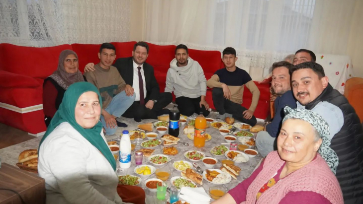 Başkan Talay Bugün iftarda Hatay Kırıkhan’dan ilçemize gelen Depremzede Demir ailesi ile birlikteyd