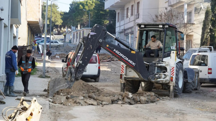 Başkan Talay Dere Mahalle Türkocağı Caddemizde devam eden Doğalgaz kutulama ve gazlama çalışmalarımızı yerinde inceledi.