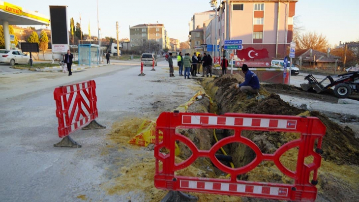 Başkan Talay İlçemiz Dere Mahalle Erol Olgaçlı Caddesi Dikilitaş Mevkiinde devam eden Doğalgaz 4.Etap Çalışmalarımızı yerinde inceledi.