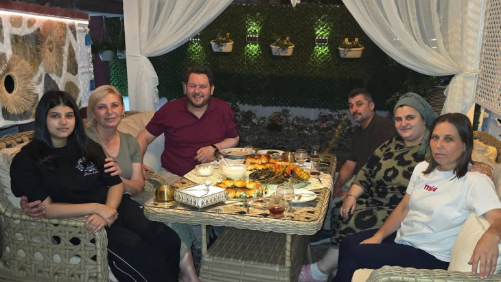 Bu akşam 19 Evler’de Debre ve Aptırnak ailelerinin misafiri olduk.