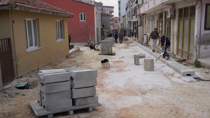 İlçemiz Beylik Mahallesi Derin Sokakta üstyapı çalışmalarımız hızla devam ediyor