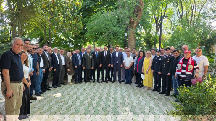Kurban Bayramı dolayısıyla ilçemiz Ali Özer Parkı’nda düzenlenen bayramlaşma programına katılım sağladık.