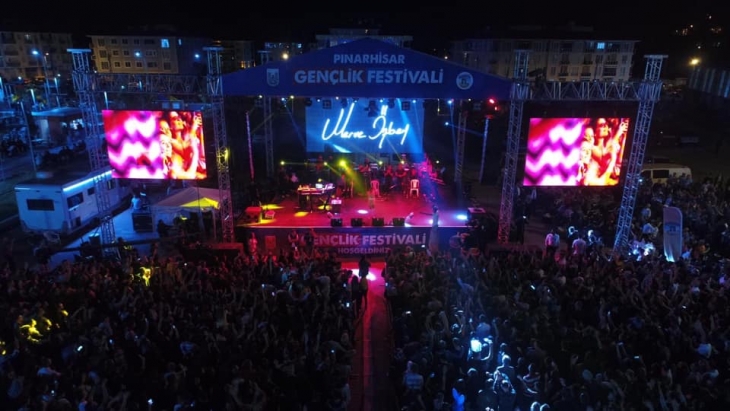 Merve Özbey Pınarhisar Gençlik Festivali'nde