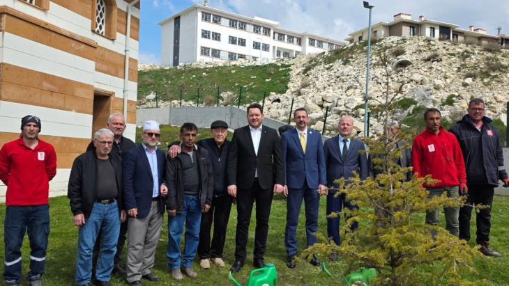 TOKİ Camii bahçesine bağışladığı fidanların dikimini gerçekleştirdik.