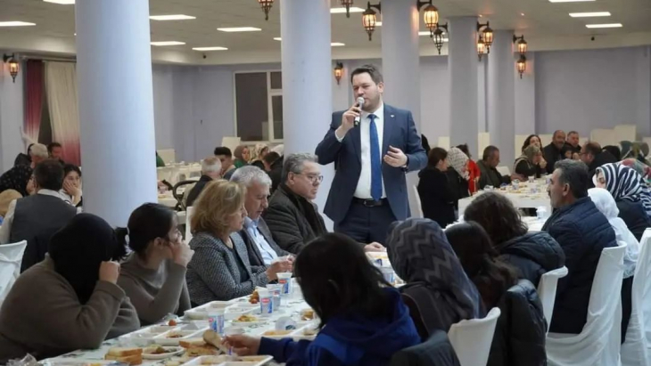 Başkan Talay Dikilitaş Kültür ve Dayanışma Derneğimizin Deprem Bölgesinden ilçemize gelen depremzedelere düzenlediği İftar yemeğine katılım sağladı