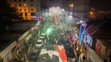 Pınarhisar’ımızın düşman işgalinden kurtuluşunun 103. yıl dönümünde, şanlı destanımızın aziz kahramanlarını yüzlerce hemşehrimizin katılımıyla gerçekleştirdiğimiz Kurtuluş Korteji Saygı Yürüyüşü ile andık.