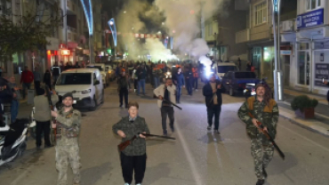 Pınarhisar’ımızın düşman işgalinden kurtuluşunun 103. yıl dönümünde, şanlı destanımızın aziz kahramanlarını yüzlerce hemşehrimizin katılımıyla gerçekleştirdiğimiz Kurtuluş Korteji Saygı Yürüyüşü ile andık.