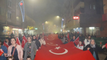 Pınarhisar’ımızın düşman işgalinden kurtuluşunun 103. yıl dönümünde, şanlı destanımızın aziz kahramanlarını yüzlerce hemşehrimizin katılımıyla gerçekleştirdiğimiz Kurtuluş Korteji Saygı Yürüyüşü ile andık.