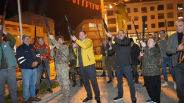 Pınarhisar’ımızın düşman işgalinden kurtuluşunun 103. yıl dönümünde, şanlı destanımızın aziz kahramanlarını yüzlerce hemşehrimizin katılımıyla gerçekleştirdiğimiz Kurtuluş Korteji Saygı Yürüyüşü ile andık.