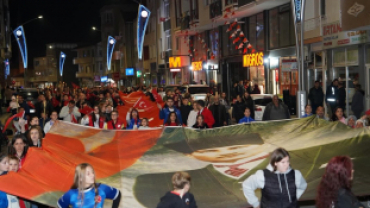 Cumhuriyetimizin 102. yılı dolayısıyla düzenlediğimiz Cumhuriyet Yürüyüşü ve Havai Fişek Gösterisi ile Pınarhisar sokakları kırmızı beyaza büründü.