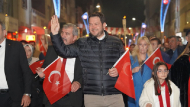 Cumhuriyetimizin 102. yılı dolayısıyla düzenlediğimiz Cumhuriyet Yürüyüşü ve Havai Fişek Gösterisi ile Pınarhisar sokakları kırmızı beyaza büründü.