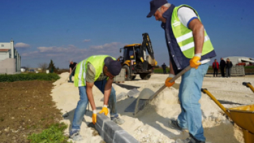 Orta Mahalle 706. Sokak’ta devam eden yol açma ve düzenleme çalışmalarımızı yerinde inceledik.