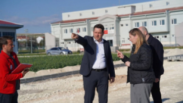 Orta Mahalle 706. Sokak’ta devam eden yol açma ve düzenleme çalışmalarımızı yerinde inceledik.