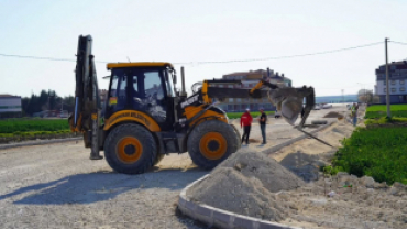 Orta Mahalle 706. Sokak’ta devam eden yol açma ve düzenleme çalışmalarımızı yerinde inceledik.