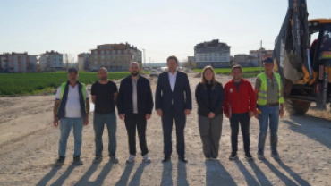 Orta Mahalle 706. Sokak’ta devam eden yol açma ve düzenleme çalışmalarımızı yerinde inceledik.