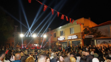 Pınarhisar Karadenizliler Derneğimizin düzenlediği Hamsi Festivali’nin 2. gününde sahne alan değerli sanatçımız Efe Karagüzel’in konserine katıldık.