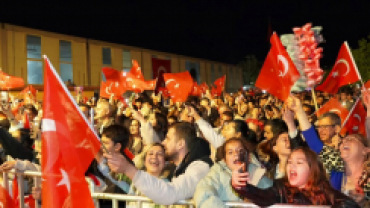 19 Mayıs coşkumuzu bizlerle paylaşan tüm hemşehrilerimize ve bu geceye değer katan Pau’ya teşekkür ediyoruz.