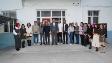 24 Kasım Öğretmenler Günü vesilesiyle ilçemizdeki okulları ziyaret ederek öğretmenlerimizin Öğretmenler Günü’nü tebrik ettik