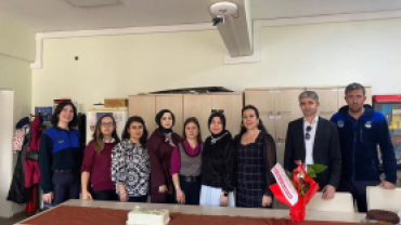 24 Kasım Öğretmenler Günü vesilesiyle ilçemizdeki okulları ziyaret ederek öğretmenlerimizin Öğretmenler Günü’nü tebrik ettik