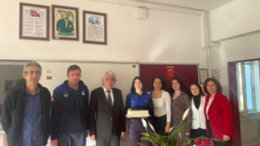 24 Kasım Öğretmenler Günü vesilesiyle ilçemizdeki okulları ziyaret ederek öğretmenlerimizin Öğretmenler Günü’nü tebrik ettik