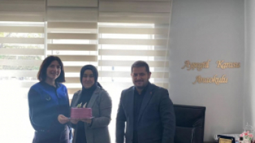 24 Kasım Öğretmenler Günü vesilesiyle ilçemizdeki okulları ziyaret ederek öğretmenlerimizin Öğretmenler Günü’nü tebrik ettik