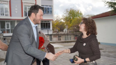 24 Kasım Öğretmenler Günü vesilesiyle ilçemizdeki okulları ziyaret ederek öğretmenlerimizin Öğretmenler Günü’nü tebrik ettik