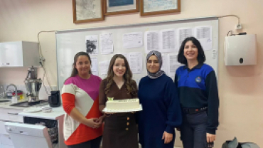 24 Kasım Öğretmenler Günü vesilesiyle ilçemizdeki okulları ziyaret ederek öğretmenlerimizin Öğretmenler Günü’nü tebrik ettik