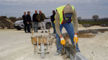 Belediye Başkan Vekilimiz Cem Duralı, Belediye Başkan Yardımcımız Serhat Özgen ve Meclis Sayın Samet Ekim ile birlikte ilçemizde devam eden çalışmaları yerinde inceleyerek yürütülen faaliyetler hakkında değerlendirmelerde bulundu.
