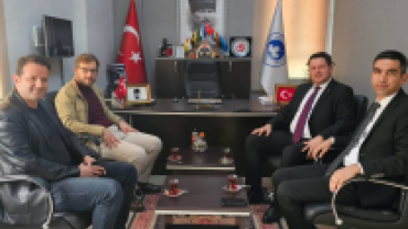 Belediye Başkanımız Sayın İhsan Talay, Belediye Başkan Yardımcımız Bilal Çalık ile birlikte Pınarhisar Meslek Yüksekokulu Müdürü olarak göreve başlayan Dr. Öğr. Gör. Can Demirel'i makamında ziyaret etti.