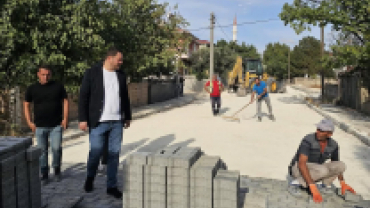 Beylik Mahallesi 504. Sokak’ta devam eden kilit taşı üstyapı çalışmalarını yerinde inceledik.