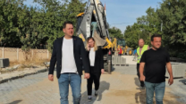 Beylik Mahallesi 504. Sokak’ta devam eden kilit taşı üstyapı çalışmalarını yerinde inceledik.