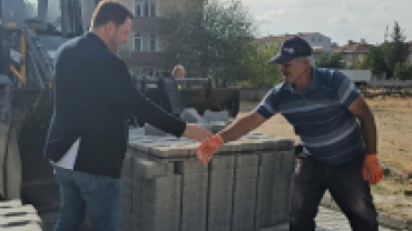 Beylik Mahallesi 504. Sokak’ta devam eden kilit taşı üstyapı çalışmalarını yerinde inceledik.