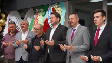 İlçemize değer katan, esnafımıza güç veren bu güzel işletmenin hayırlı olmasını diliyor; Fatih kardeşimize bol kazançlar, bereketli ve başarılı işler temenni ediyorum.