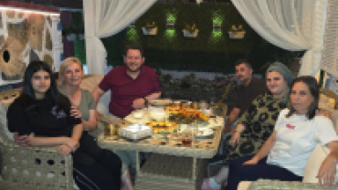 Bu akşam 19 Evler’de Debre ve Aptırnak ailelerinin misafiri olduk.