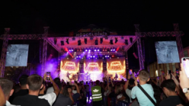 Bugün festivalimizin son gününde, Türk müziğinin genç yıldızlarından Semicenk sahnemizi şarkıları ve enerjisiyle doldurdu