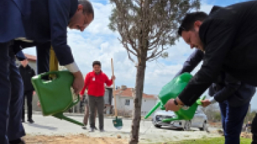 TOKİ Camii bahçesine bağışladığı fidanların dikimini gerçekleştirdik.