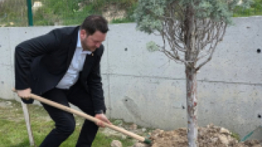 TOKİ Camii bahçesine bağışladığı fidanların dikimini gerçekleştirdik.