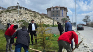 TOKİ Camii bahçesine bağışladığı fidanların dikimini gerçekleştirdik.