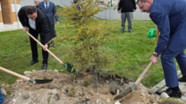 TOKİ Camii bahçesine bağışladığı fidanların dikimini gerçekleştirdik.