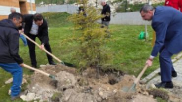 TOKİ Camii bahçesine bağışladığı fidanların dikimini gerçekleştirdik.