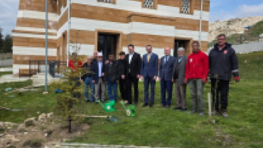 TOKİ Camii bahçesine bağışladığı fidanların dikimini gerçekleştirdik.