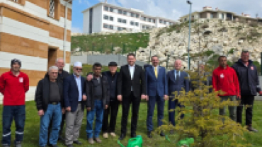 TOKİ Camii bahçesine bağışladığı fidanların dikimini gerçekleştirdik.