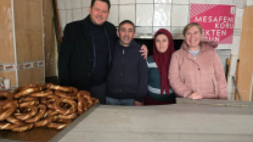 Cuma namazı sonrası esnaf ve vatandaşımızı ziyaret ederek hal hatırlarını sorduk.