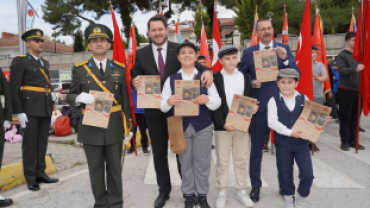 Cumhuriyetimizin 102. kuruluş yıl dönümü dolayısıyla ilçemiz Cumhuriyet Meydanı’nda düzenlenen törenle, Gazi Mustafa Kemal Atatürk’ün büstüne çelengimizi sunduk.