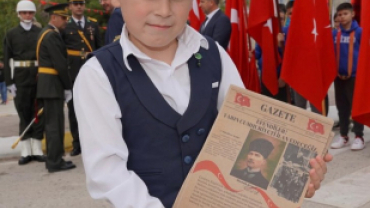 Cumhuriyetimizin 102. kuruluş yıl dönümü dolayısıyla ilçemiz Cumhuriyet Meydanı’nda düzenlenen törenle, Gazi Mustafa Kemal Atatürk’ün büstüne çelengimizi sunduk.