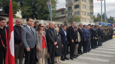 Cumhuriyetimizin 102. kuruluş yıl dönümü dolayısıyla ilçemiz Cumhuriyet Meydanı’nda düzenlenen törenle, Gazi Mustafa Kemal Atatürk’ün büstüne çelengimizi sunduk.