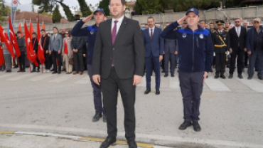 Cumhuriyetimizin 102. kuruluş yıl dönümü dolayısıyla ilçemiz Cumhuriyet Meydanı’nda düzenlenen törenle, Gazi Mustafa Kemal Atatürk’ün büstüne çelengimizi sunduk.